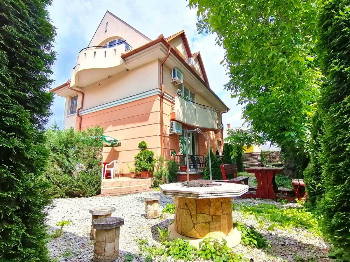 Villa Aida Apartman ไฮจ์ดุสโซบอสโล ภายนอก รูปภาพ