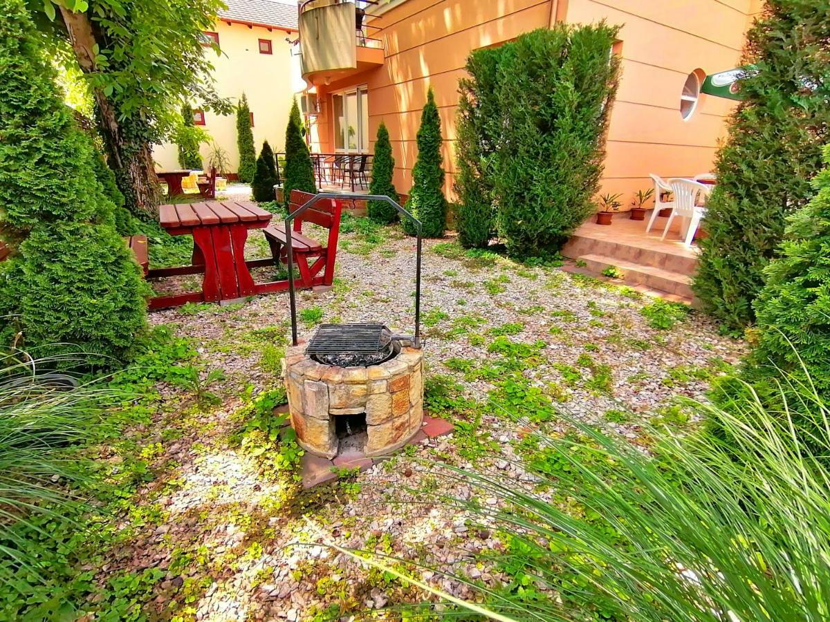 Villa Aida Apartman ไฮจ์ดุสโซบอสโล ภายนอก รูปภาพ