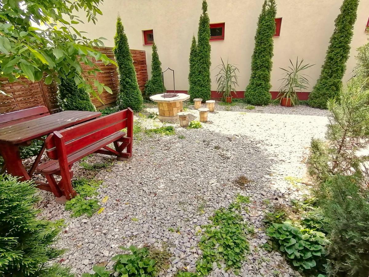 Villa Aida Apartman ไฮจ์ดุสโซบอสโล ภายนอก รูปภาพ