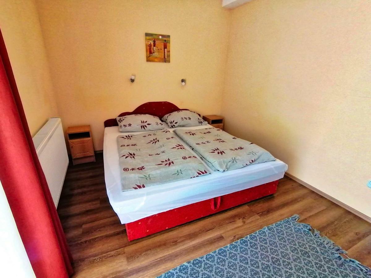 Villa Aida Apartman ไฮจ์ดุสโซบอสโล ภายนอก รูปภาพ